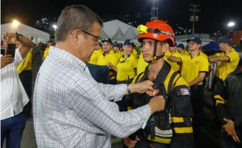 Rescatistas son condecorados en Venezuela